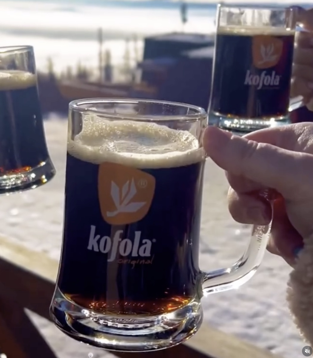 Kofola v originální sklenici s pěnou